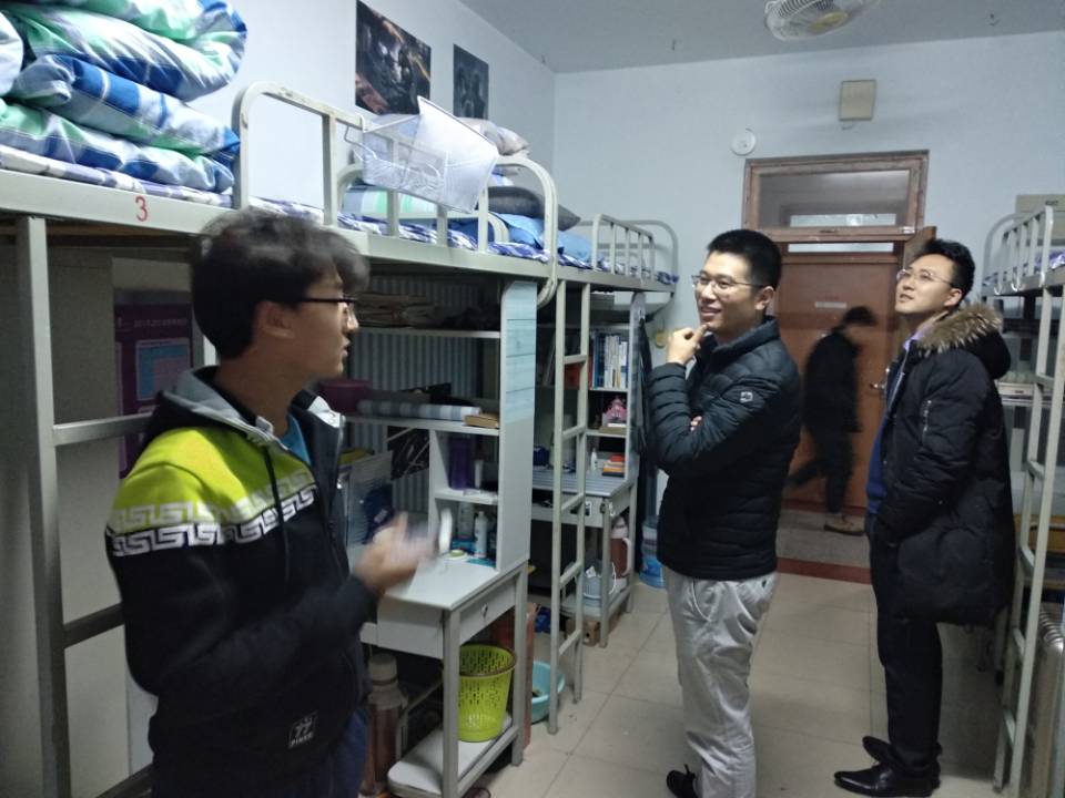 党委副书记徐永涛与员工亲切交谈 董雪梅摄影